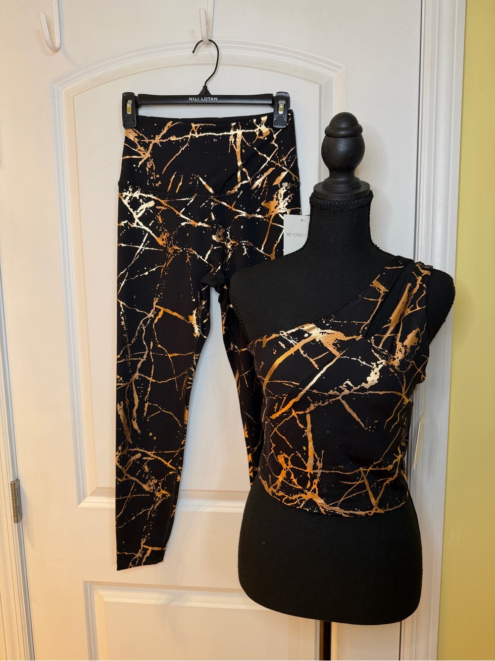 Beyond Yoga Black & Copper Marble Print matching workout Set M/L, NWT